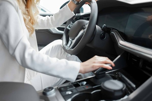 Pourquoi choisir un chauffeur femme : avantages et services